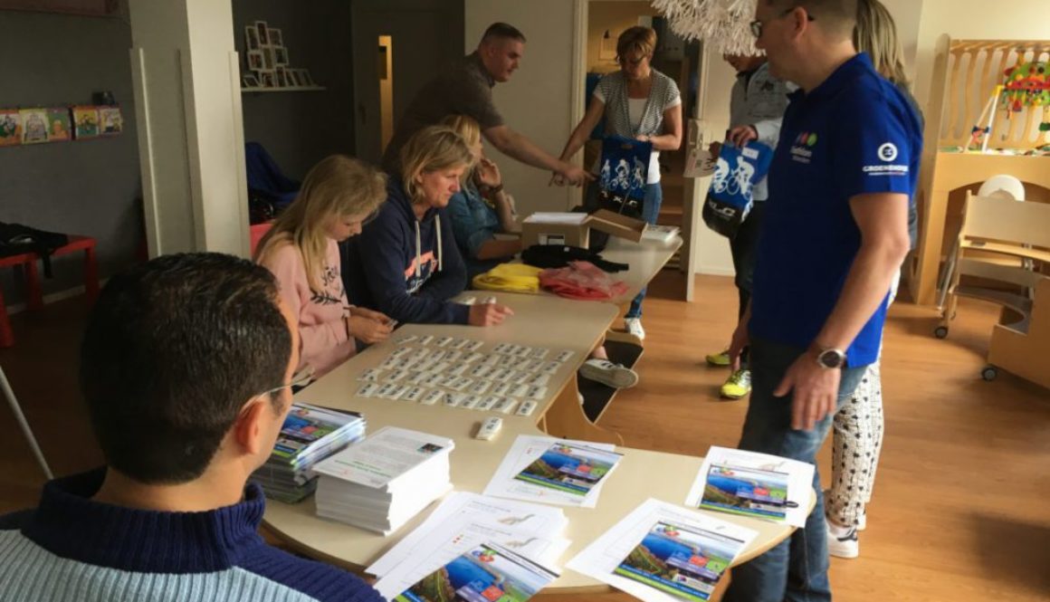 Deelnemers tasjes in orde maken Deelnemers tasjes in orde maken