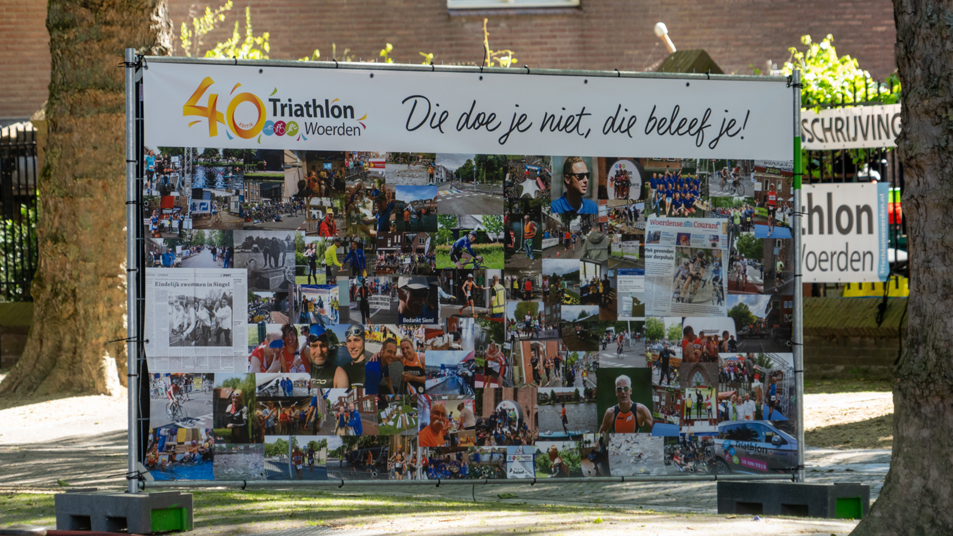 Geprint doek met foto's van alle 40 edities